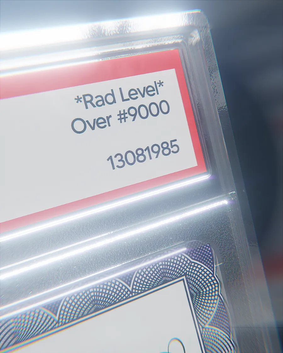 Gros plan d'une carte blanche bordée de rouge dans un étui en plastique transparent, avec le texte « *Rad Level* Over #9000 » et le numéro « 13081985 ».
