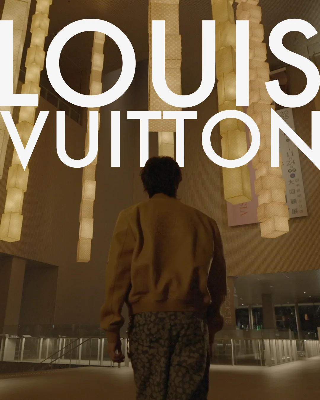 Campagne Louis Vuitton - intérieur de galerie avec la typographie du logo