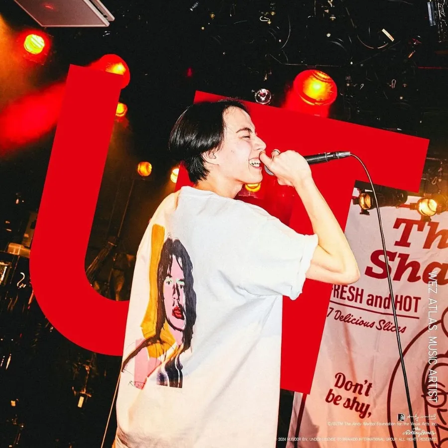 Campagne Uniqlo UT - femme qui chante sur scène, en t-shirt à visage illustré
