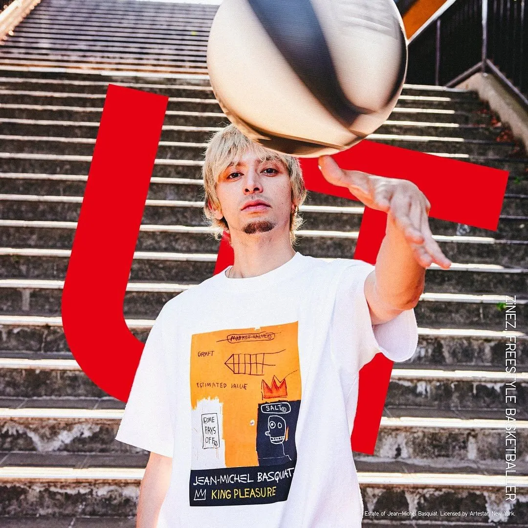 Campagne Uniqlo UT - homme qui fait tourner un ballon de basketball, en t-shirt graphique