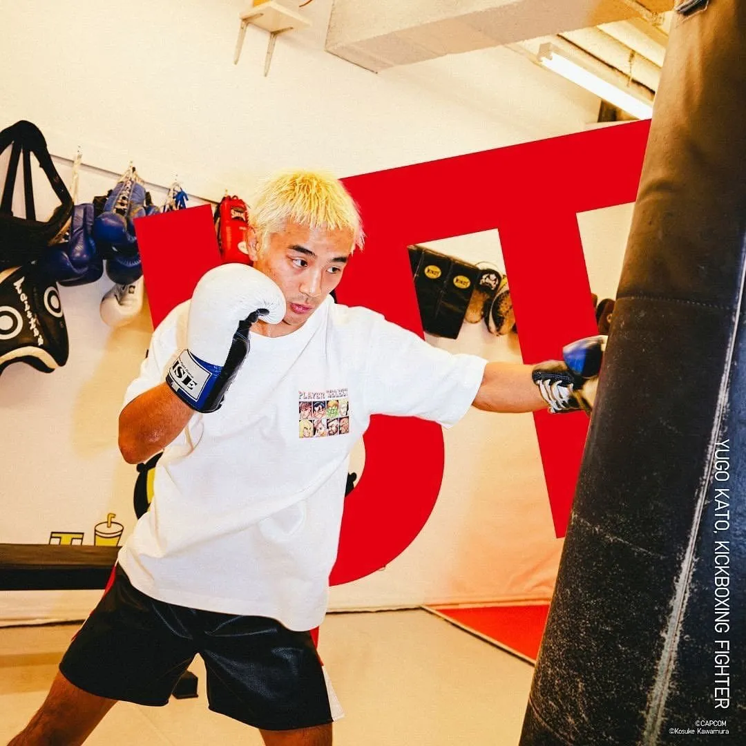 Campagne Uniqlo UT, collection Nintendo Street Fighter - jeune homme qui s'entraîne sur un sac de frappe