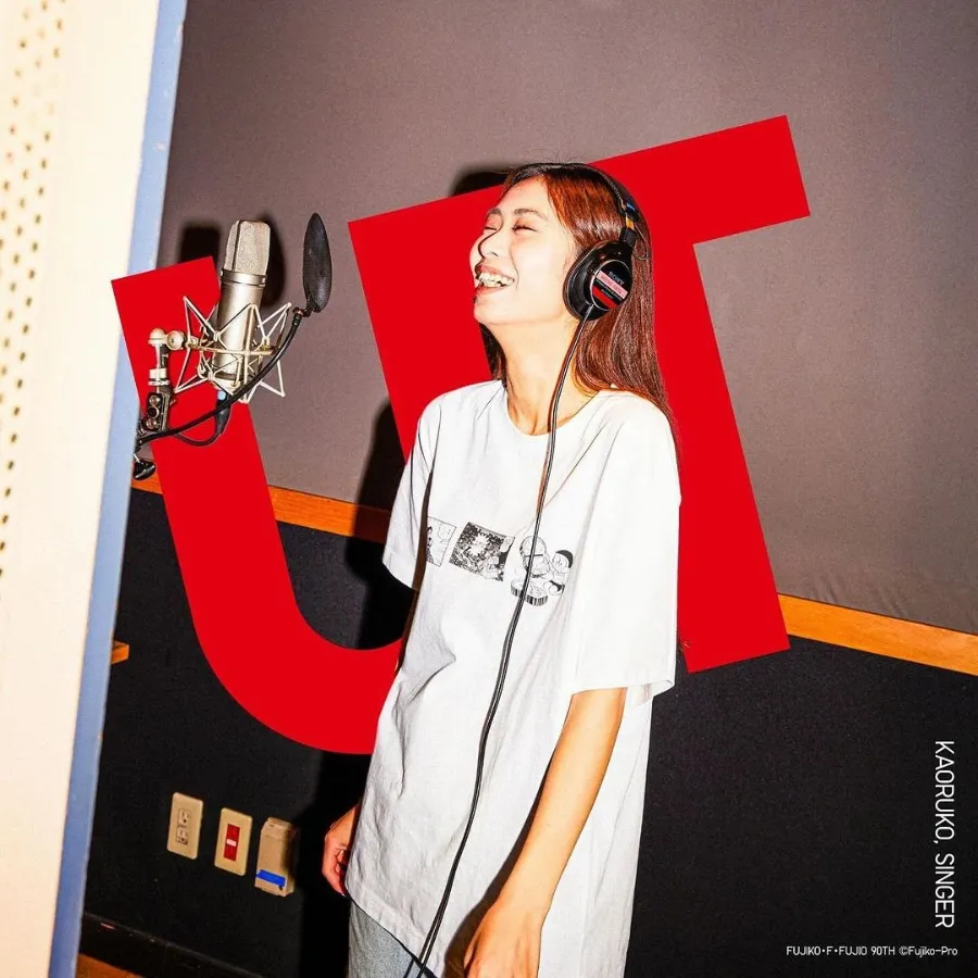 Campagne Uniqlo UT - femme qui chante dans un studio d'enregistrement