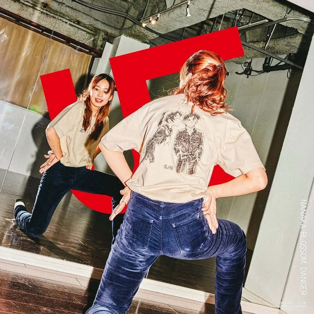 Campagne Uniqlo UT - femme au dos imprimé illustré qui se regarde dans un miroir