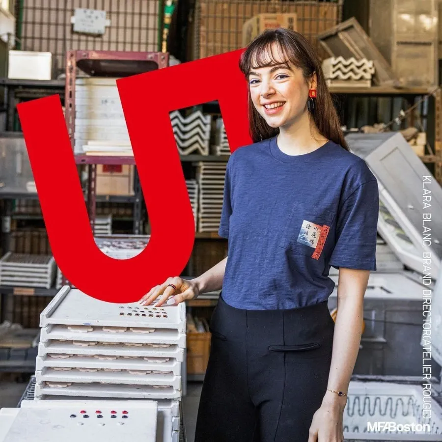 Campagne Uniqlo UT - femme qui tient une lettre U rouge géante