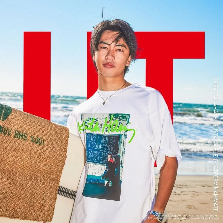 Campagne Uniqlo UT - homme sur une plage avec une planche de surf