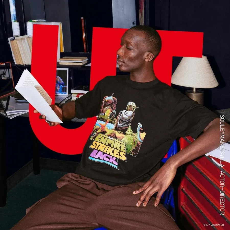 Collection Uniqlo UT Star Wars - homme qui lit, en t-shirt L'Empire contre-attaque