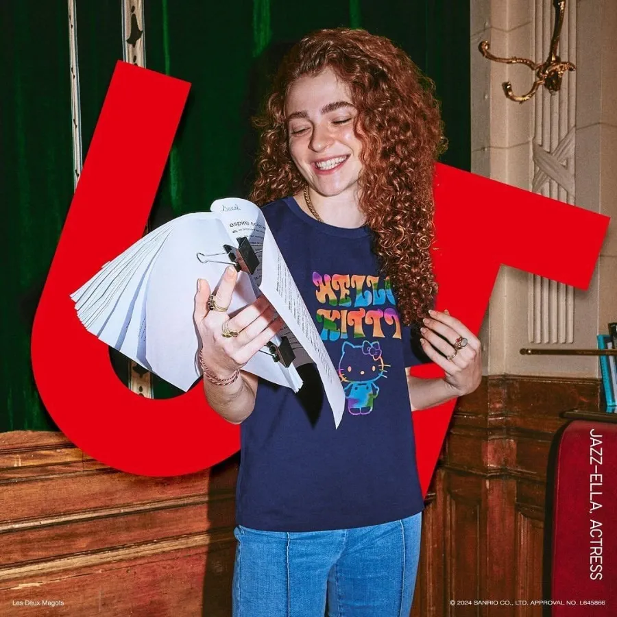 Collection Uniqlo UT Hello Kitty - femme qui tient une pince à documents